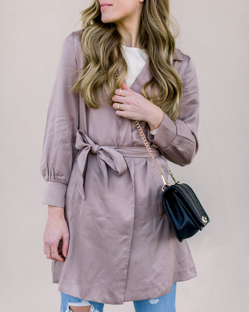 blush-trench-coat-with-jeans-and-black-bag