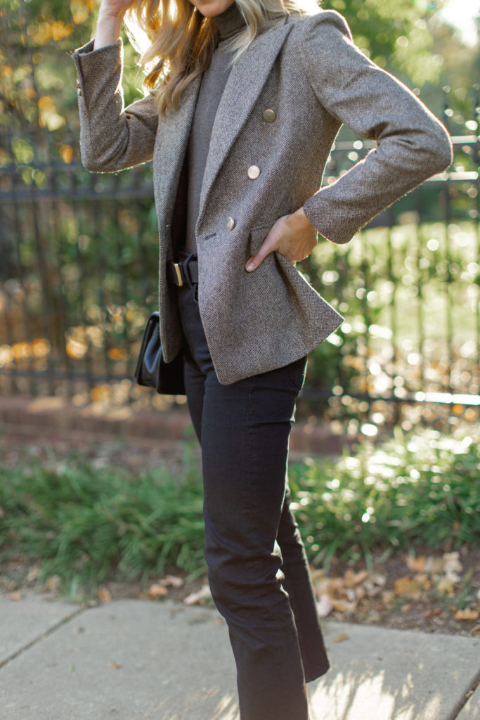 fall blazer 2022 outfit with herringbone blazer tan turtleneck and black jeans