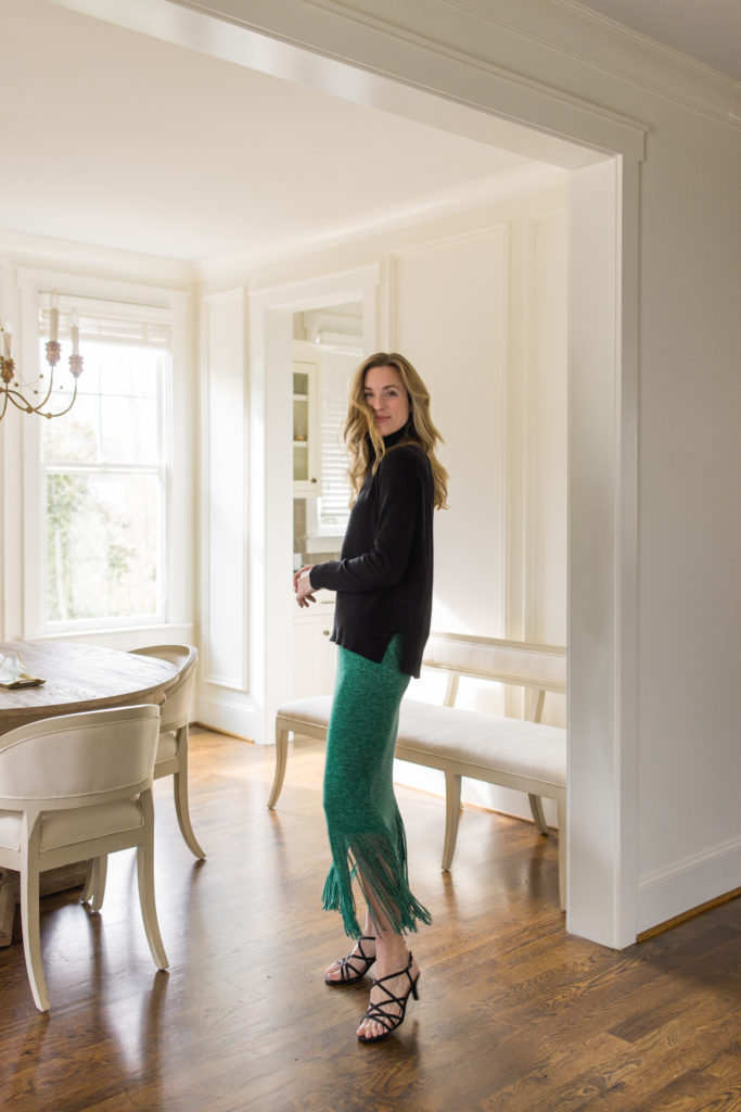 Natalie Yerger partage les meilleurs achats de mode de 2022 avec un col roulé noir et une jupe à glands bleu sarcelle